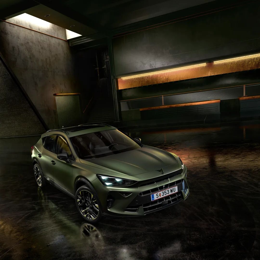 Formentor Tribe Edition estacionado num parque industrial que realça a sua cor verde manganese mate. 