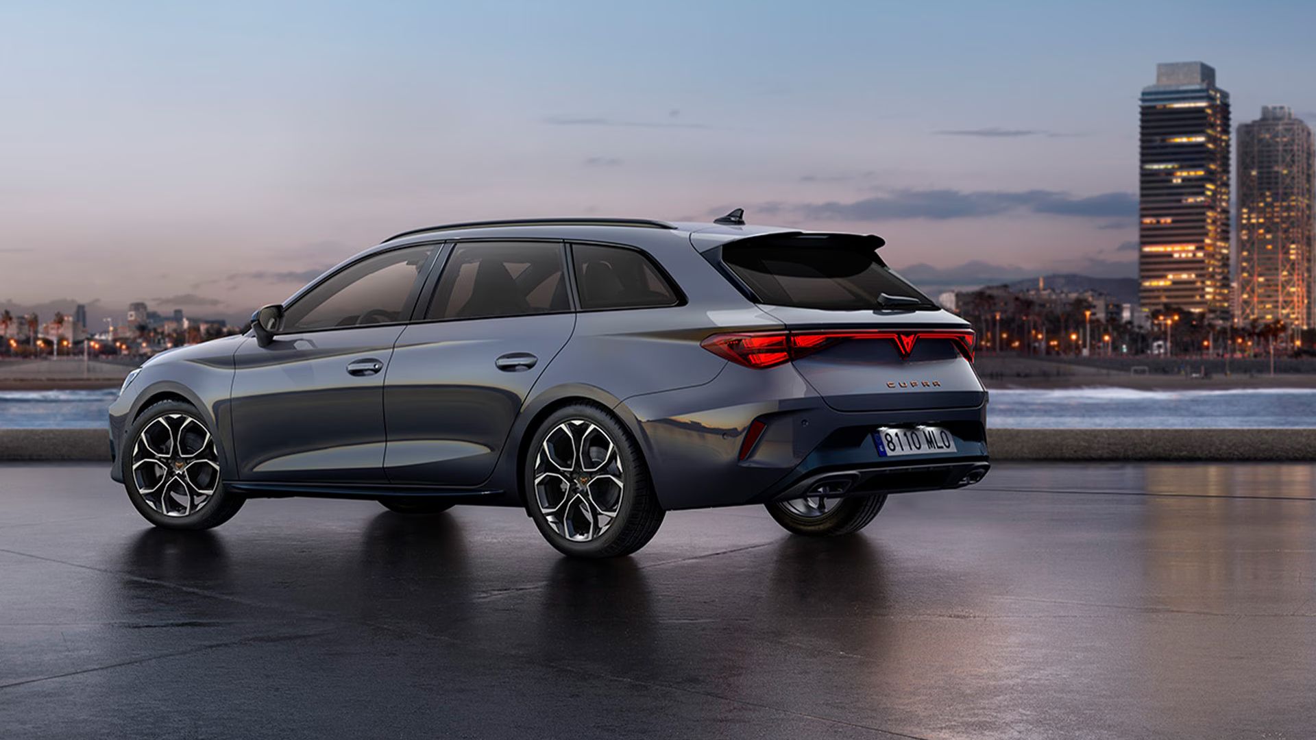 CUPRA Leon Sportstourer 2025 com tecnologia de direção avançada para uma precisão superior. O carro está estacionado ao ar livre, com a cidade em segundo plano, ao pôr do sol.