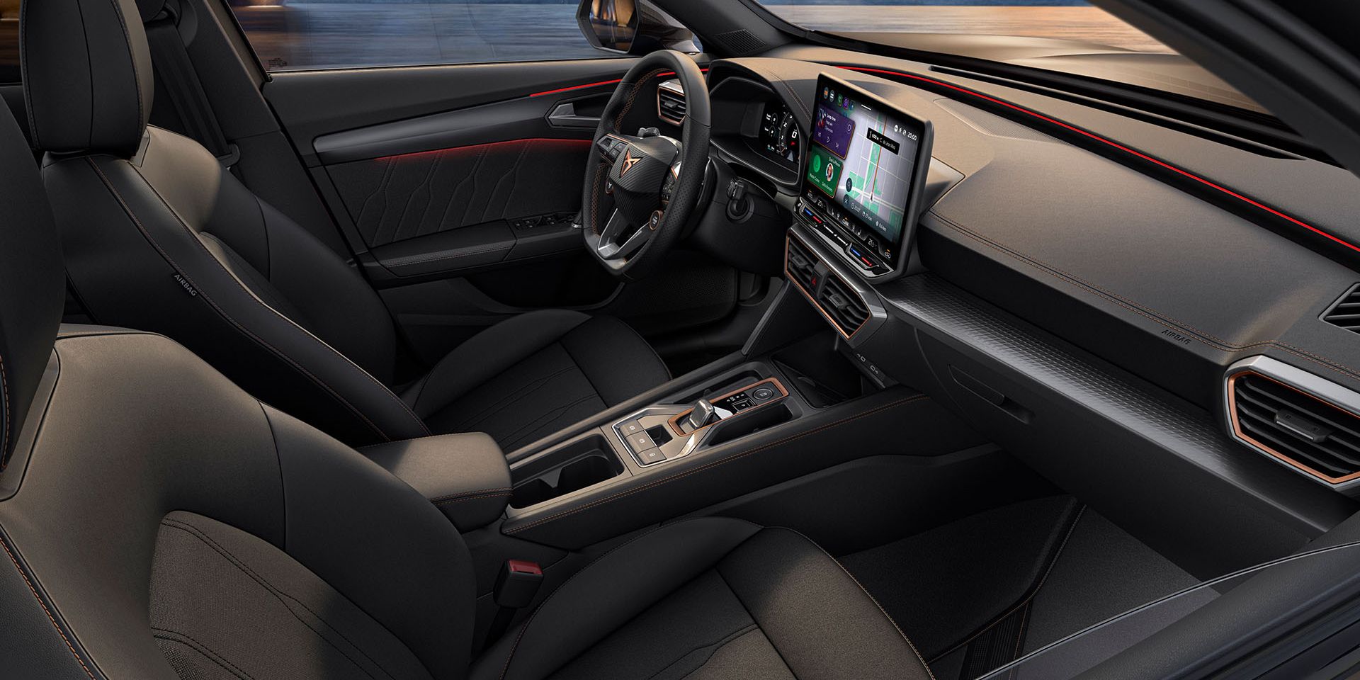 O novo CUPRA Formentor apresenta um design interior elegante com bancos pretos, um painel de instrumentos moderno e um ecrã de informação e lazer