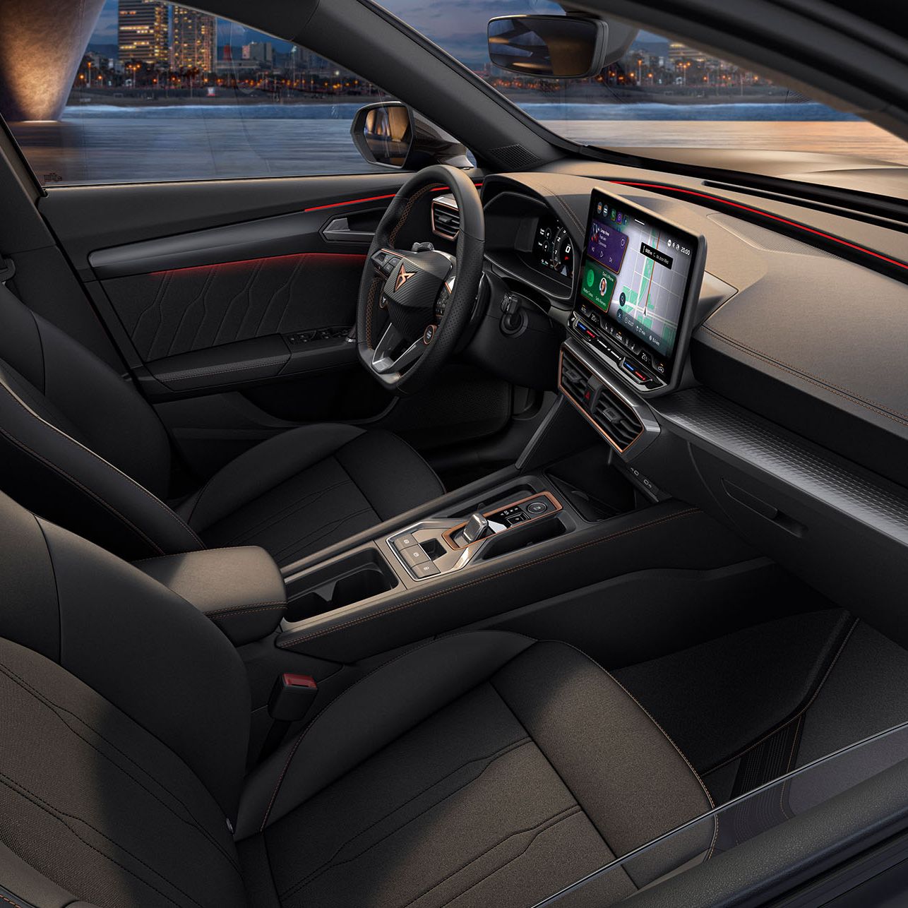 O novo CUPRA Formentor apresenta um design interior elegante com bancos pretos, um painel de instrumentos moderno e um ecrã de informação e lazer