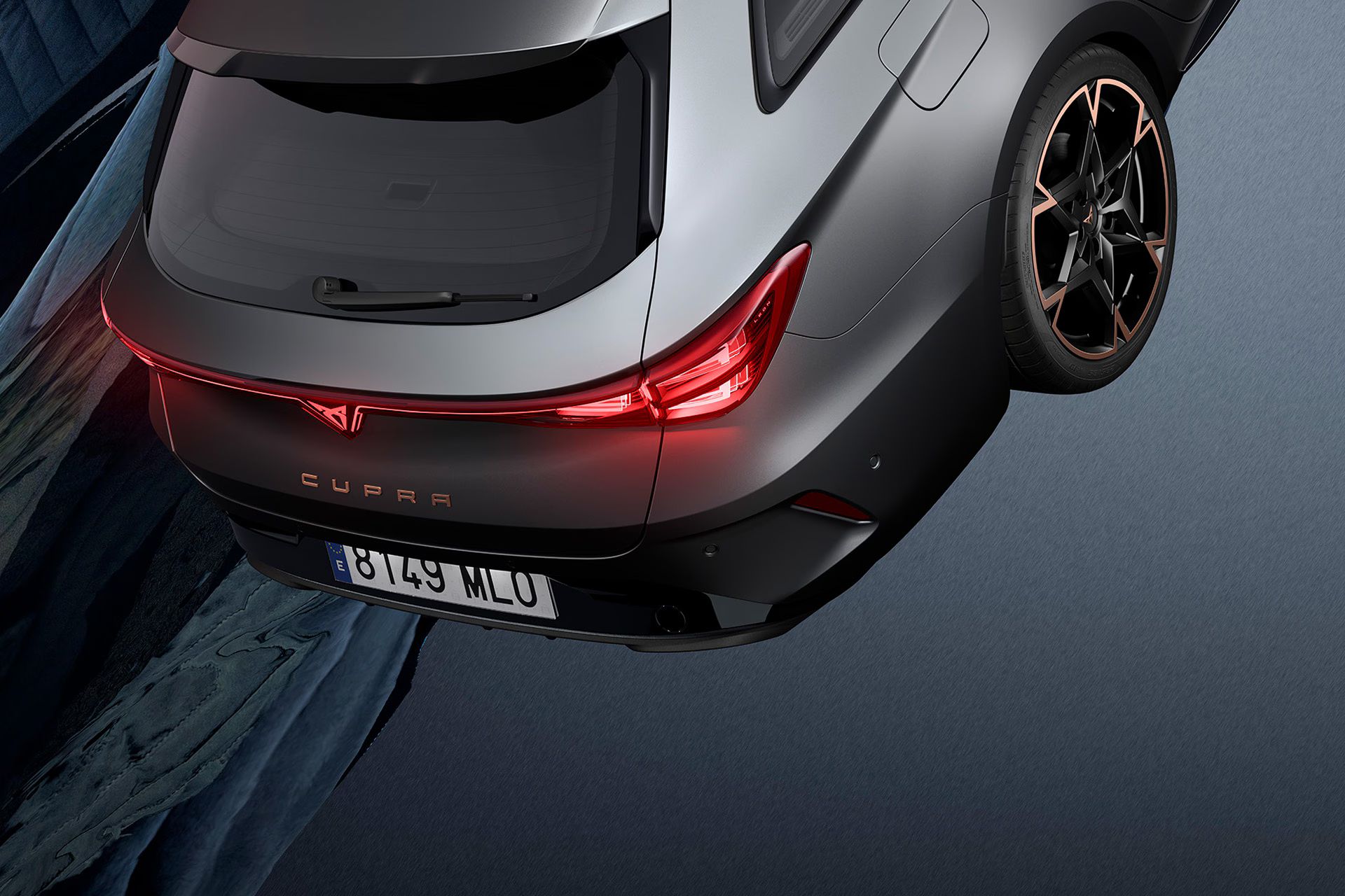 Novo CUPRA Leon Sportstourer 2025 sobre um fundo escuro e polido.