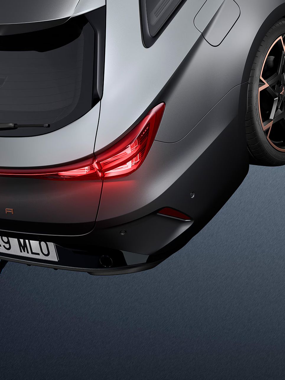 Novo CUPRA Leon Sportstourer 2025 sobre um fundo escuro e polido.