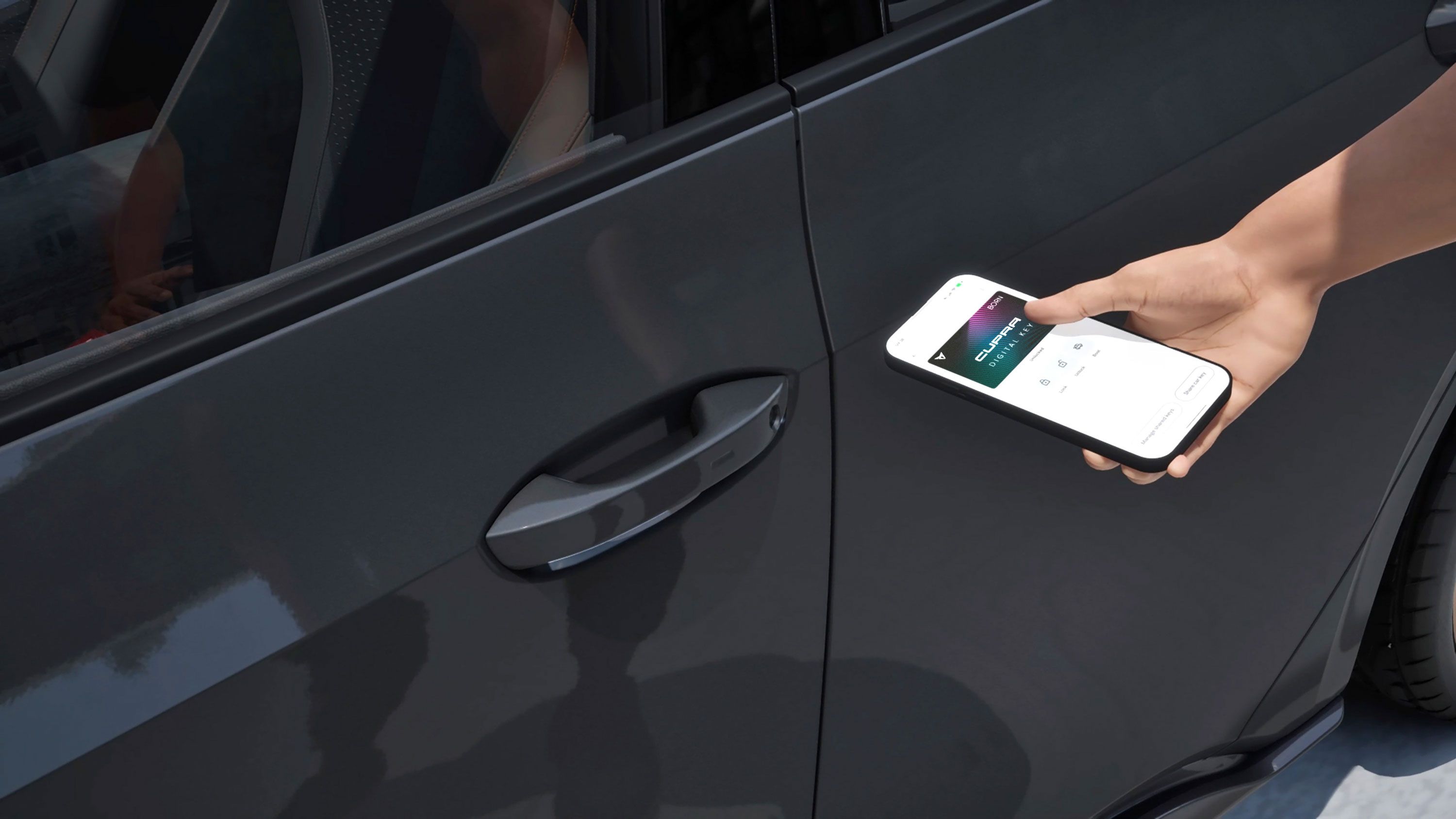 Close-up da porta do CUPRA Born VZ, em cinzento Timanfaya, que destaca uma das novas funções do Edge Pack: a chave digital, utilizável através do smartphone.