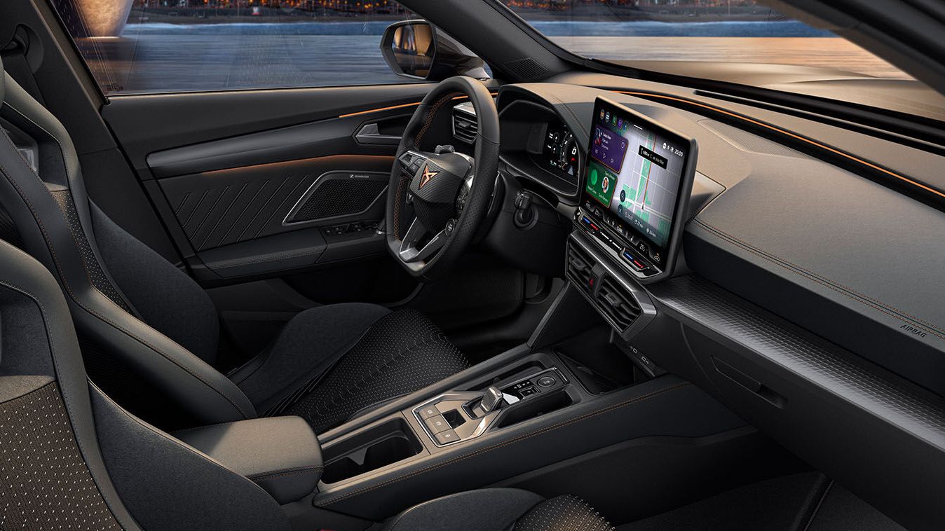 Interior do novo CUPRA Formentor: bancos bucket pretos, detalhes em cobre, infoentretenimento e volante com logótipo CUPRA.
