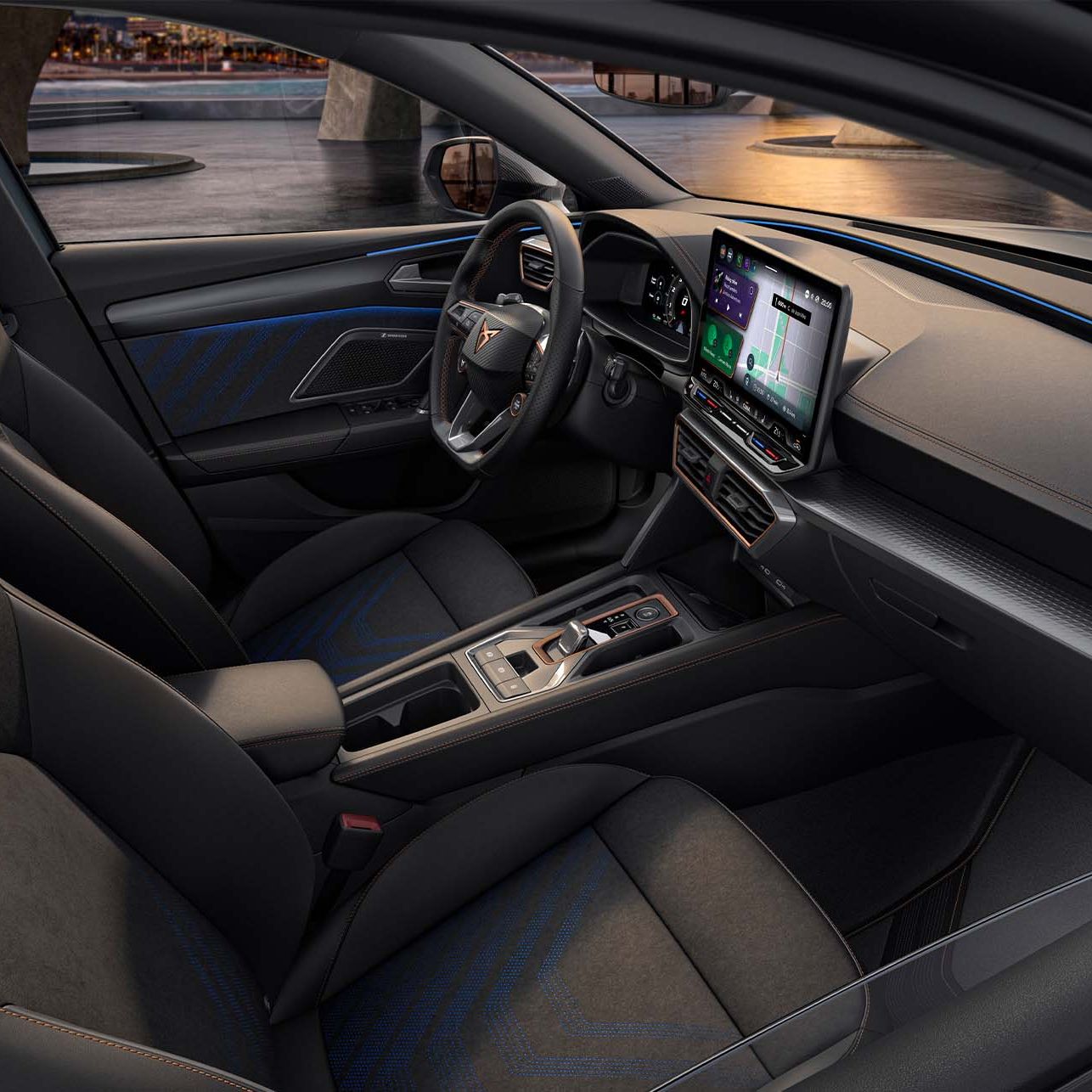 novo cupra leon sportstourer design interior dinâmico, bancos em material reciclado de microfibra vegan, funções de memória elétrica e aquecimento.