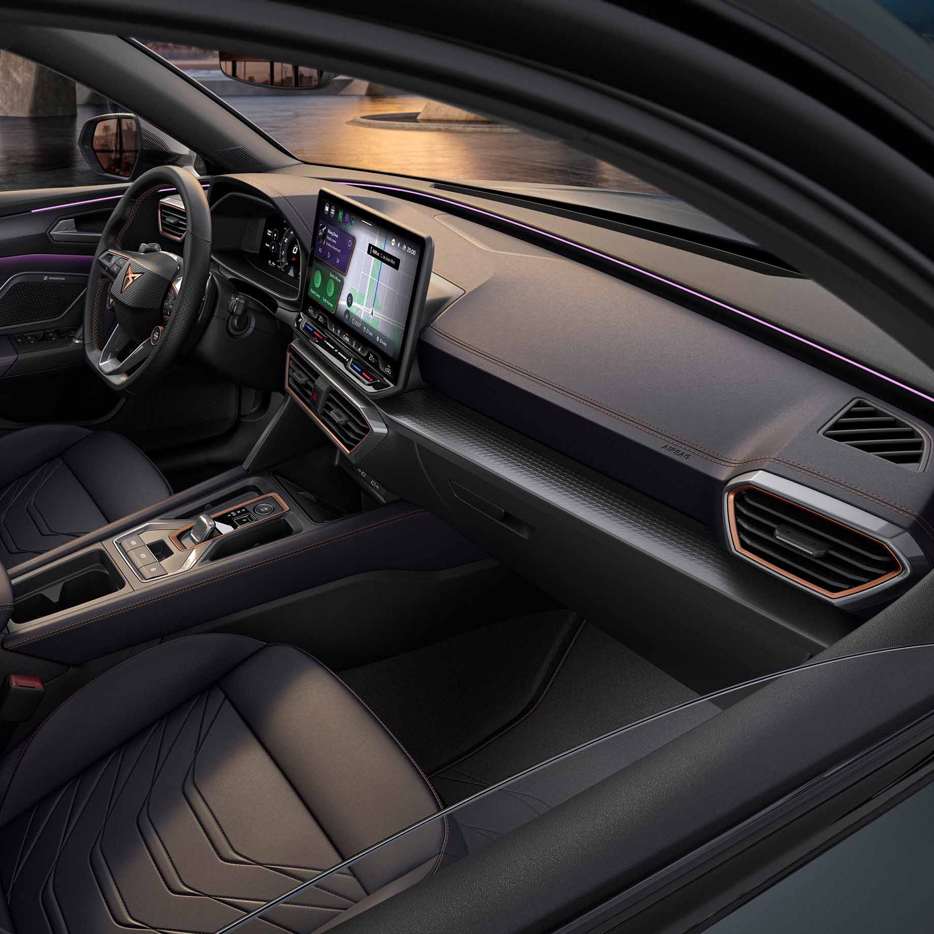 grande plano do design interior do novo CUPRA Leon Sportstourer, volante, painel da porta, iluminação ambiente, logótipo CUPRA e janela