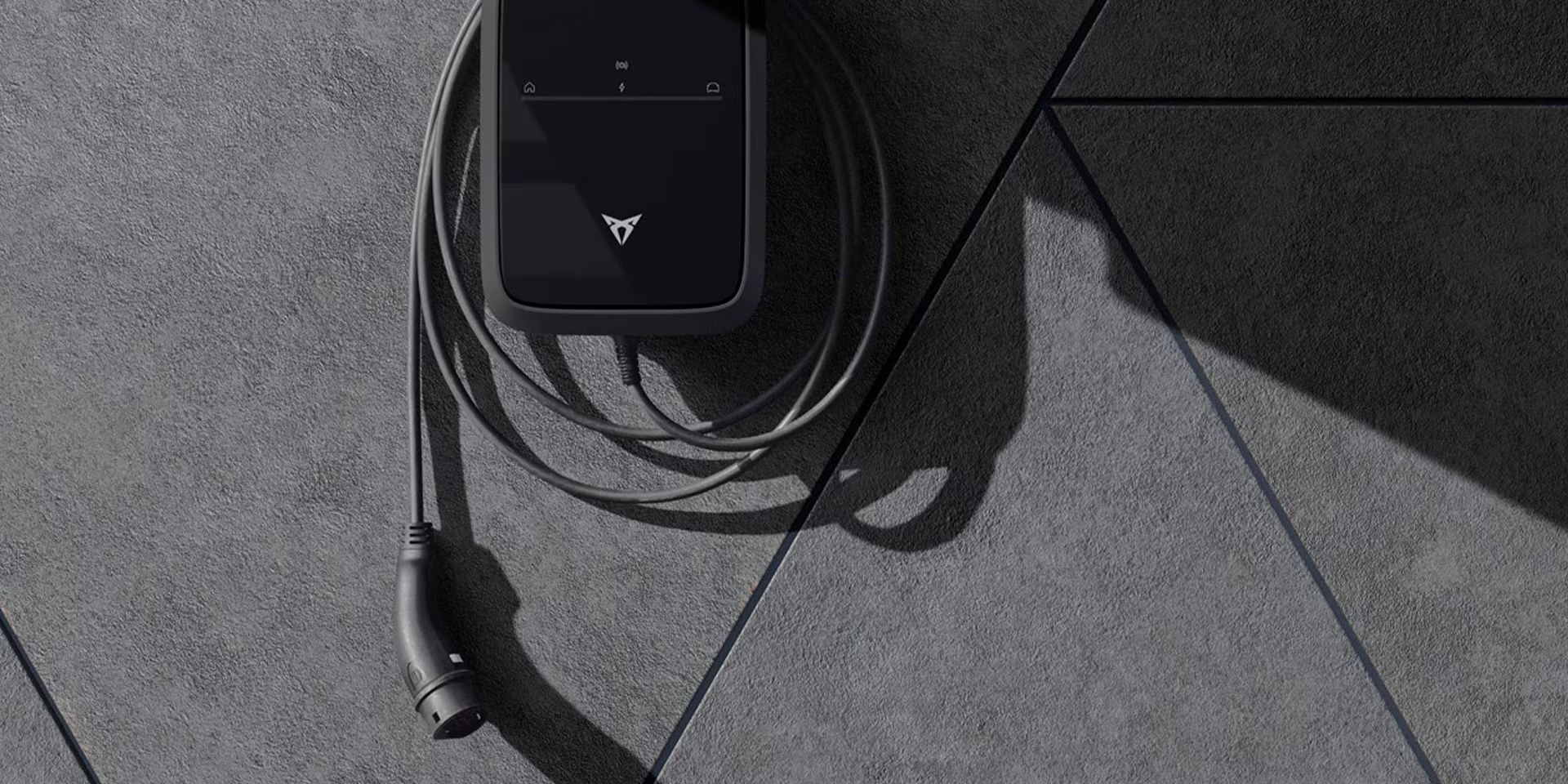 Plano de detalhe do CUPRA Charger a destacar a facilidade de carregar o seu Leon Sportstourer em casa — agora mais rápido do que nunca.