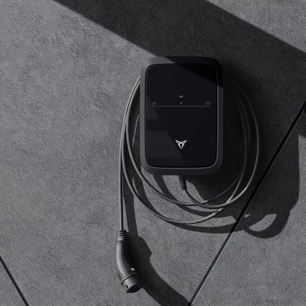 Plano de detalhe do CUPRA Charger a destacar a facilidade de carregar o seu Leon Sportstourer em casa — agora mais rápido do que nunca.