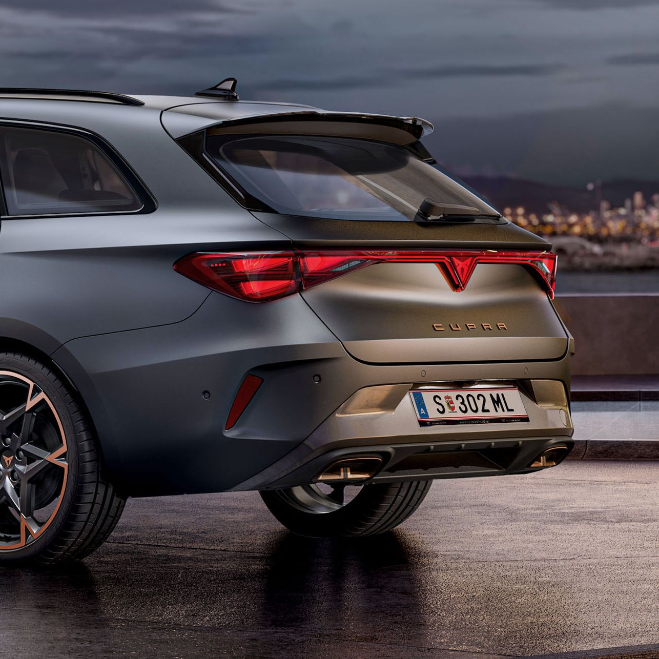 vista lateral traseira do novo cupra leon cinzento enceladus mate