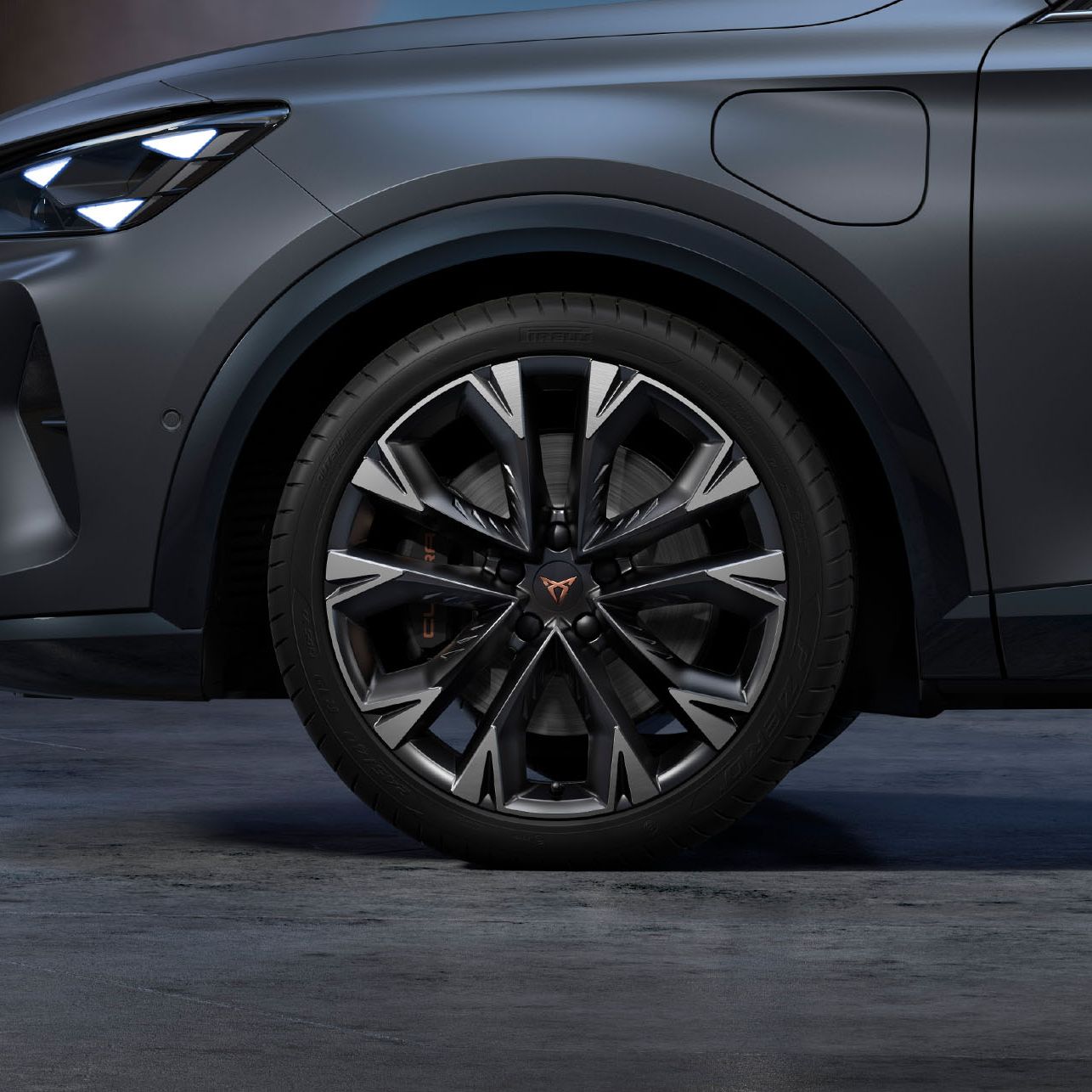 Novas jantes em liga leve do CUPRA Formentor com logótipo no centro, faróis LED