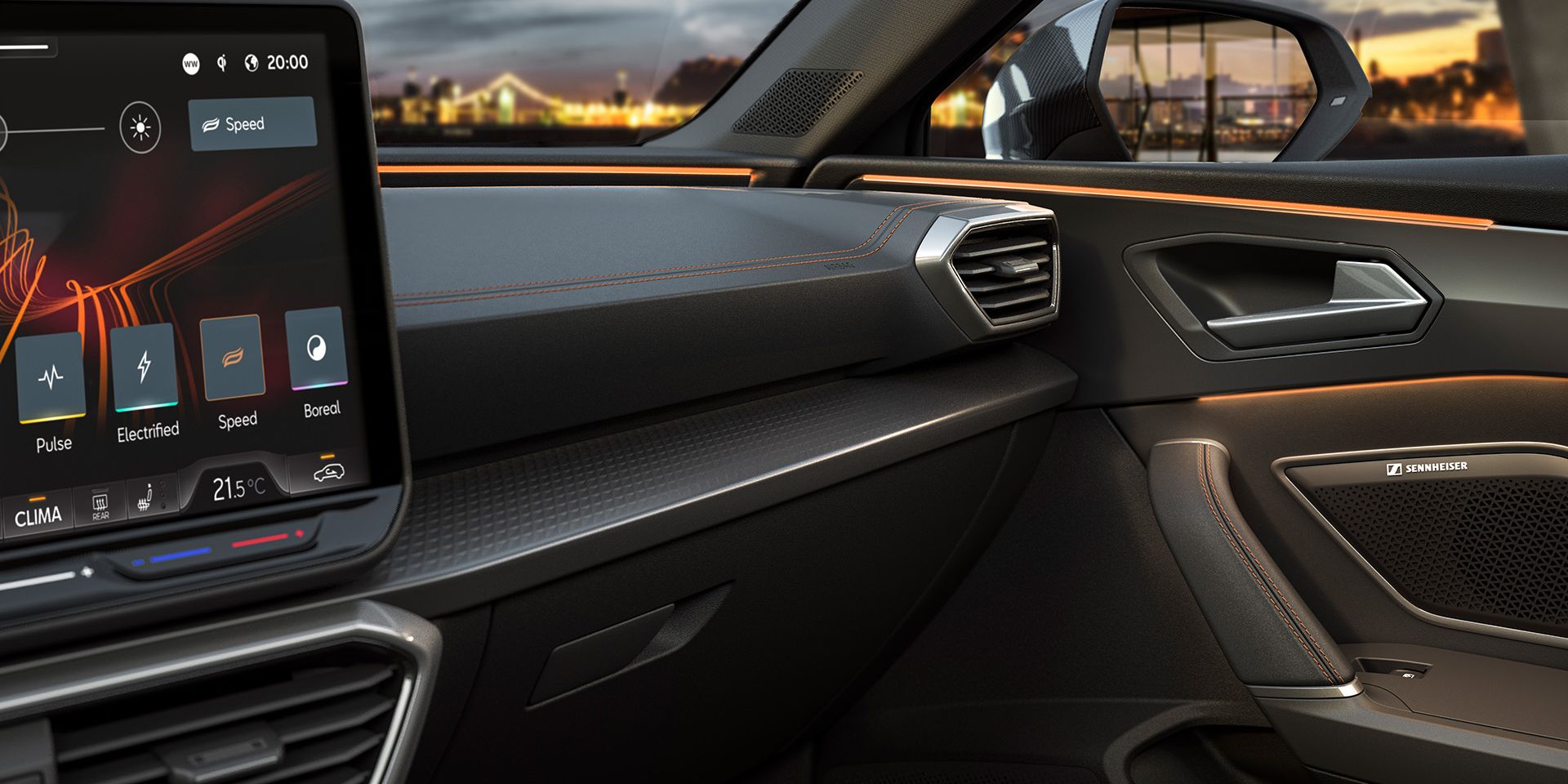 novo cupra leon equipamento edge, upgrade de tecnologia, iluminação ambiente e sistema de infotainment. Keyless avançado, sistema antirroubo e uma câmara de visão traseira
