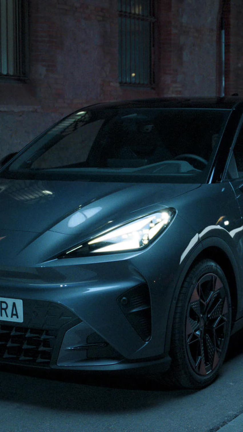Plano aberto do carro elétrico urbano CUPRA Raval rodeado por pessoas.