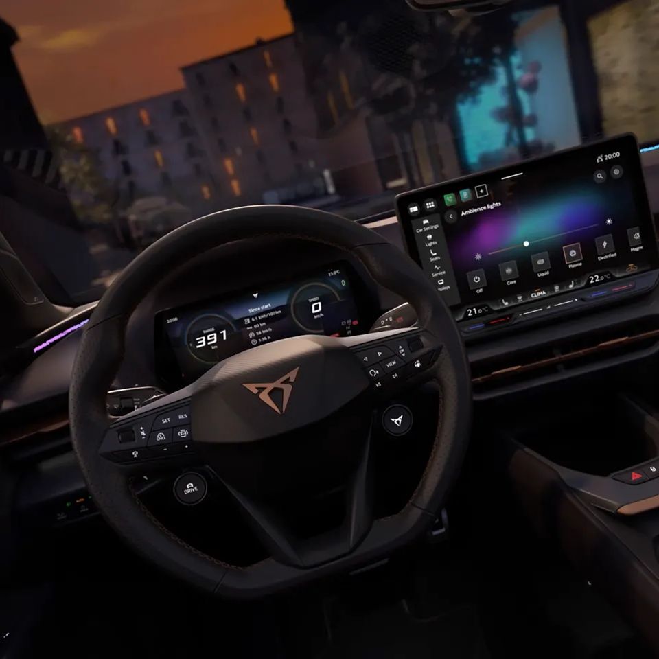 Vista interior do cockpit CUPRA Raval, destacando os bancos com airbags laterais e centrais integrados para máxima segurança