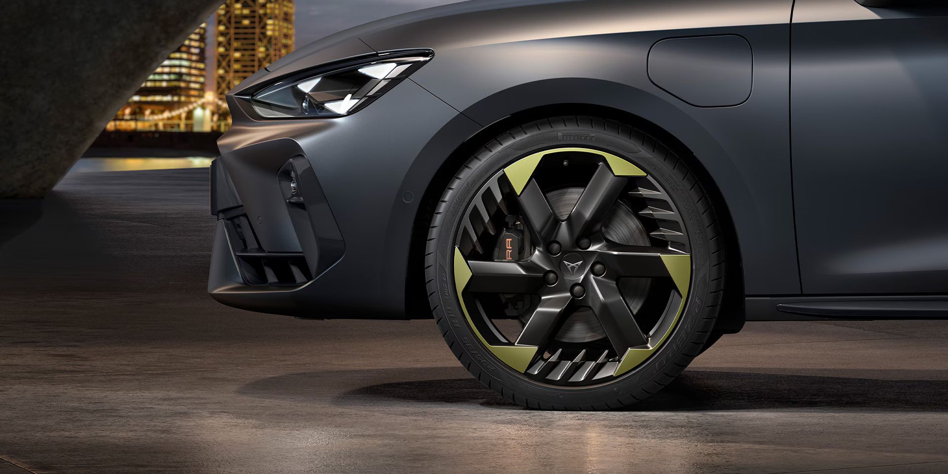 Vista lateral da jante de liga leve de 19 polegadas Sulfur para a nova edição Tribe, com faróis exclusivos e carroçaria verde mate.  