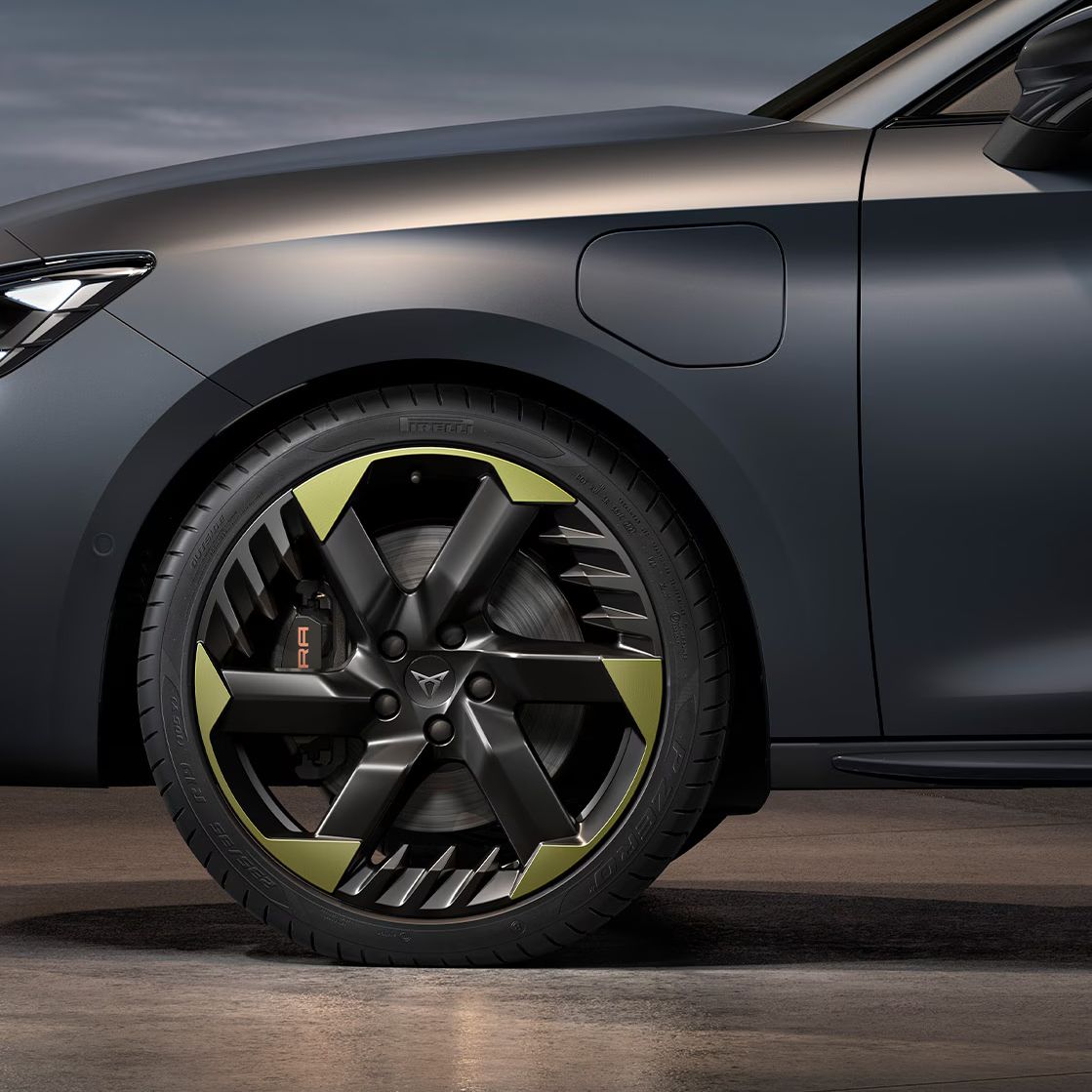 Vista lateral da jante de liga leve de 19 polegadas Sulfur para a nova edição Tribe, com faróis exclusivos e carroçaria verde mate.  