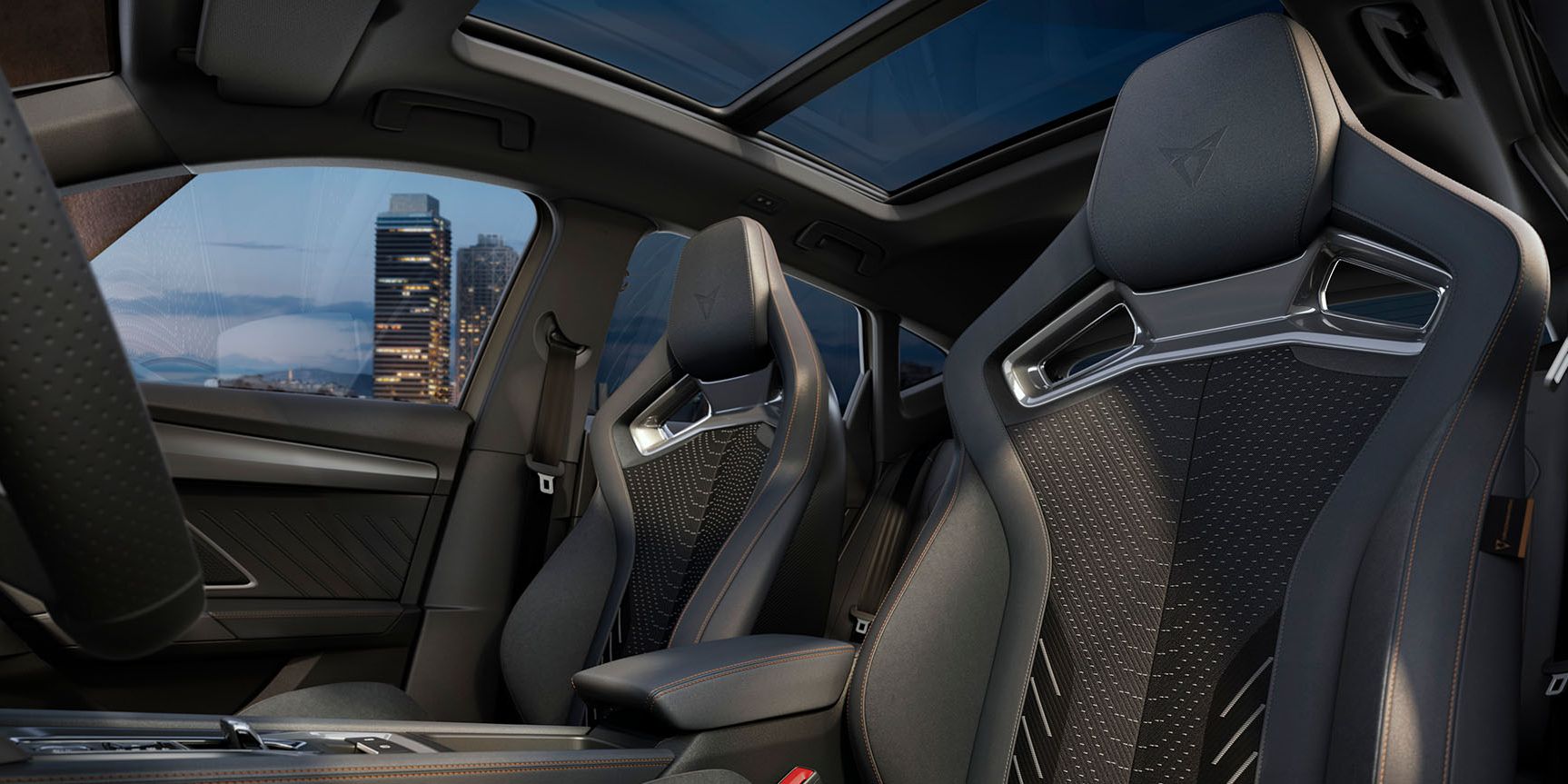 CUPRA Formentor 2025 com interior extreme, cockpit e área do condutor, travões de performance, bancos CUP bucket e molduras interiores em cromado. Inclui intelligent drive, pure performance e immersive by Sennheiser™.