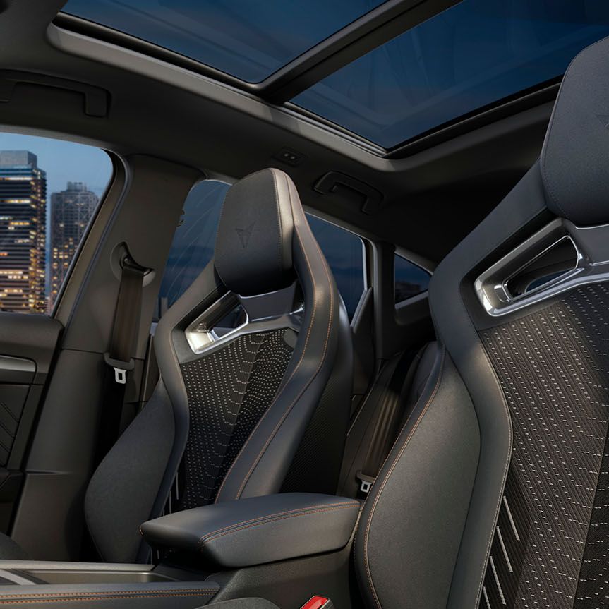 CUPRA Formentor 2025 com interior extreme, cockpit e área do condutor, travões de performance, bancos CUP bucket e molduras interiores em cromado. Inclui intelligent drive, pure performance e immersive by Sennheiser™.