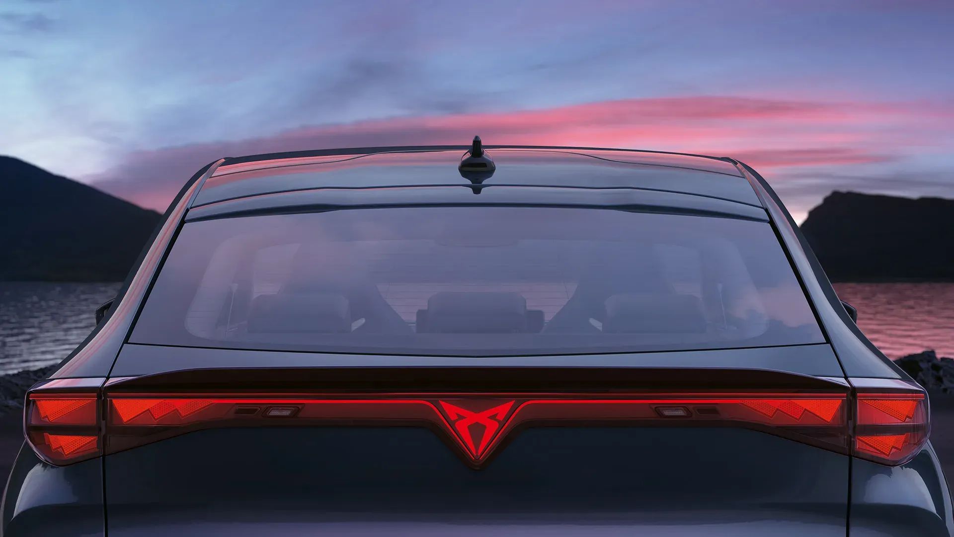 Iluminação exterior do CUPRA Tavascan com logótipo CUPRA iluminado