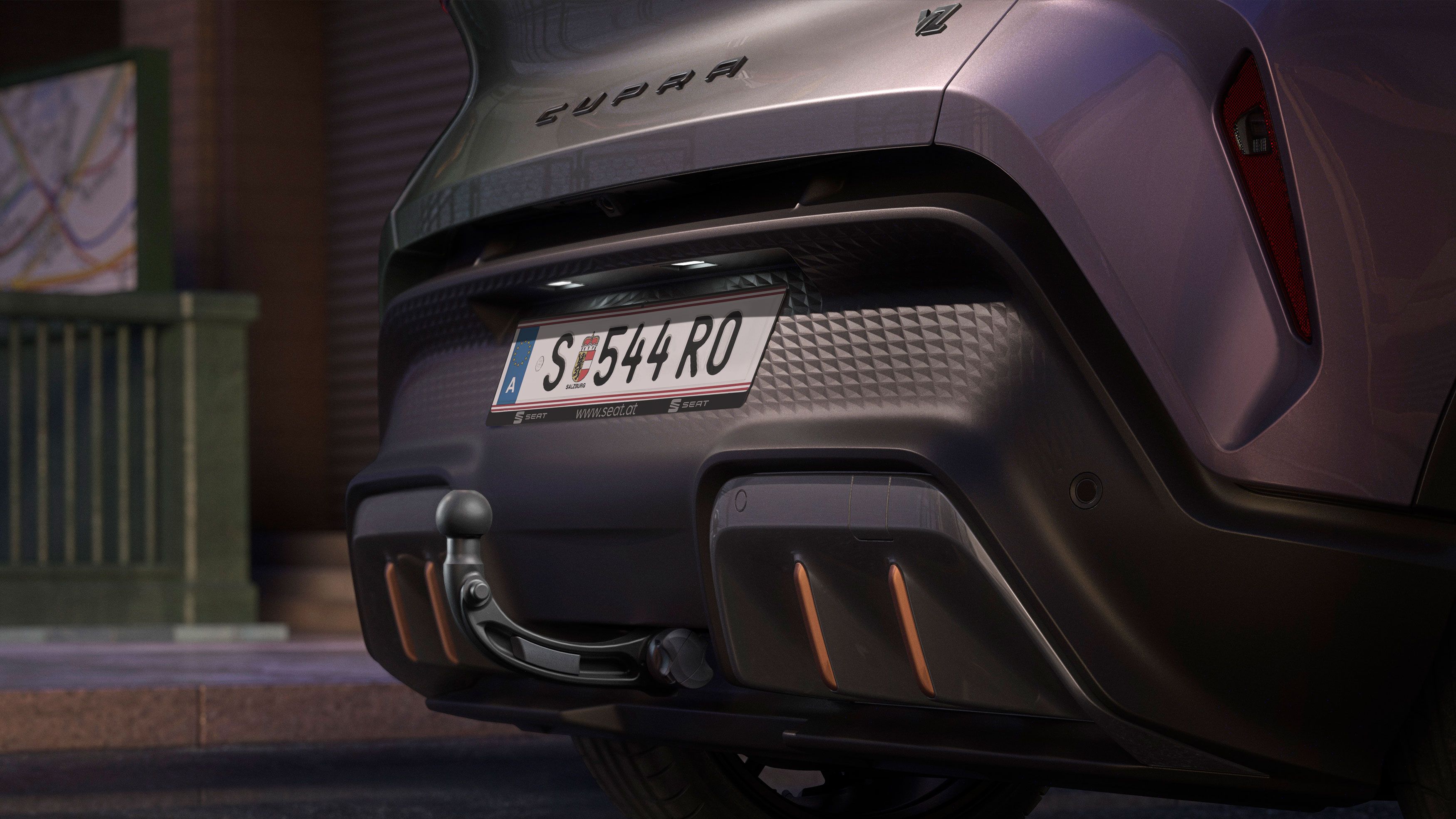 Vista traseira do CUPRA Raval a destacar o gancho de reboque, um dos acessórios especialmente desenvolvidos para este modelo.