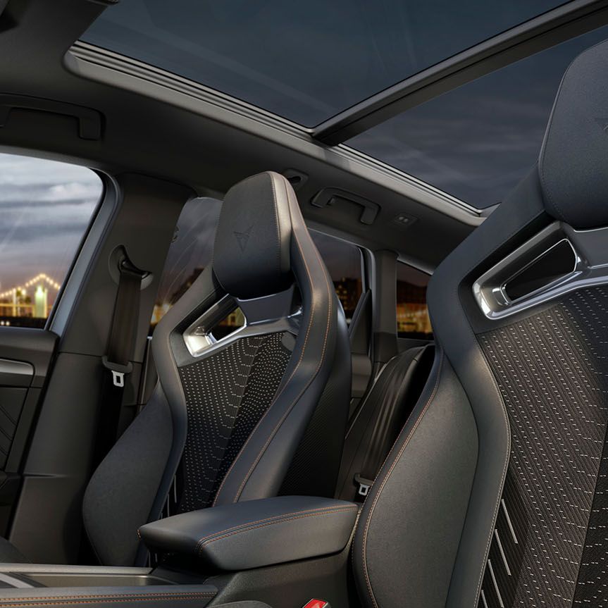 novo cupra leon sportstourer pack de equipamento interior extreme, consola central, bancos cup bucket, altifalantes sennheiser e muito mais. Pôr do sol do lado de fora da janela