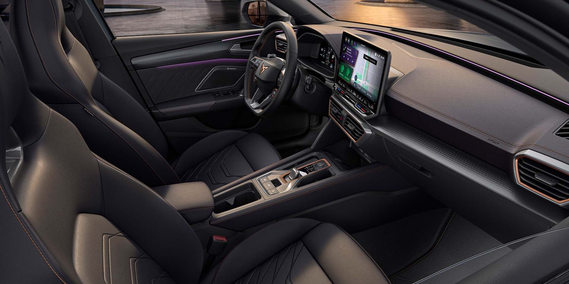 novo cupra leon sportstourer design interior progressivo, bancos bucket em pele metalizada com aquecimento e elétricos com memória para o condutor e passageiro da frente.