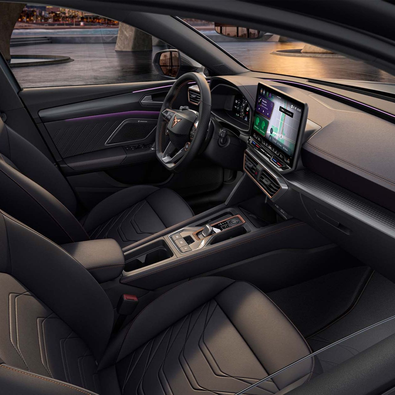 novo cupra leon sportstourer design interior progressivo, bancos bucket em pele metalizada com aquecimento e elétricos com memória para o condutor e passageiro da frente.