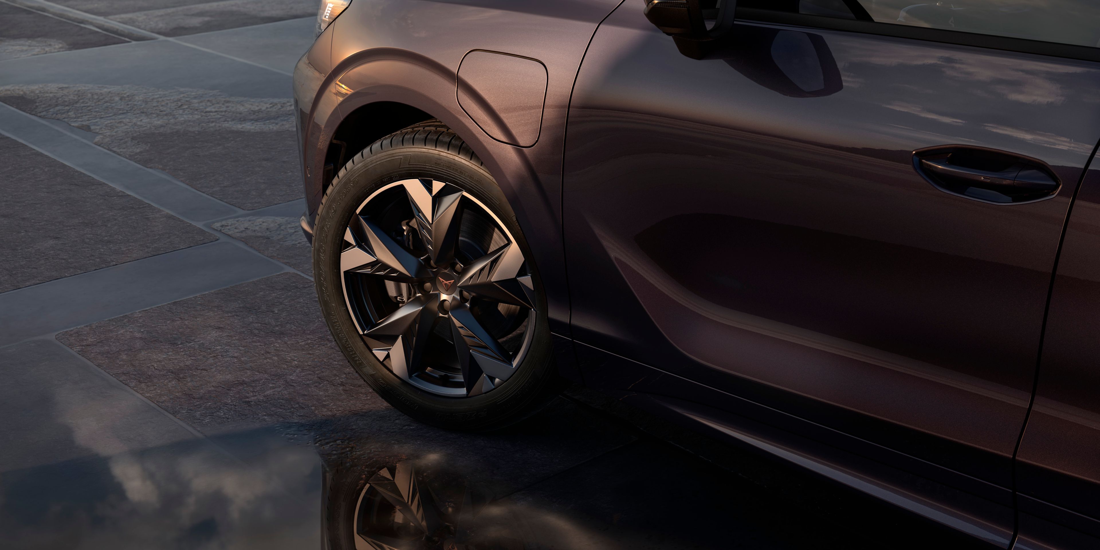Jantes de liga leve 19" Spectrum em preto com detalhes em cobre do CUPRA Terramar 
