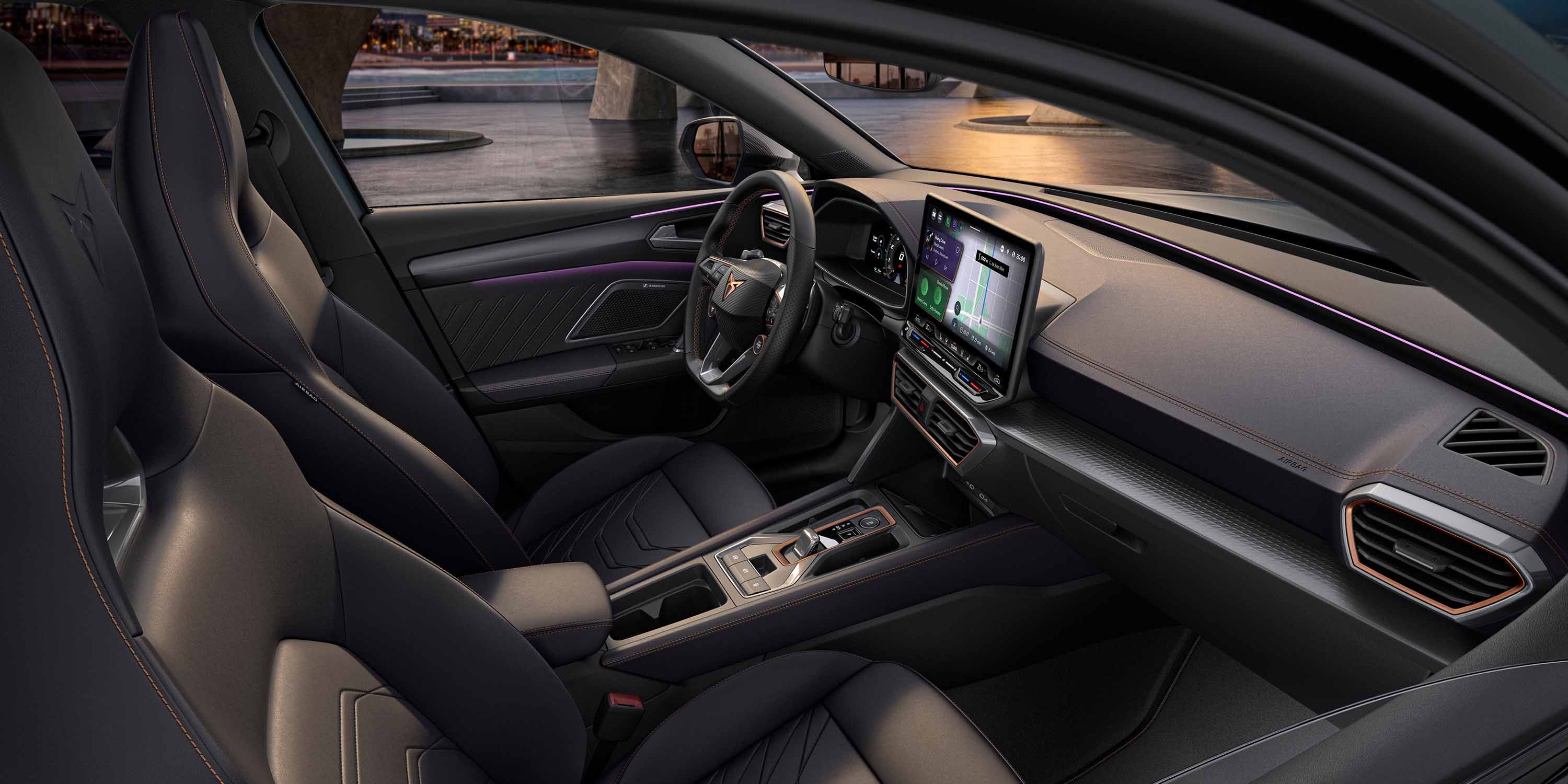 novo CUPRA Leon design interior progressive, bancos baquet  em pele metalizada, elétricos e aquecidos com memória para o condutor e passageiro da frente