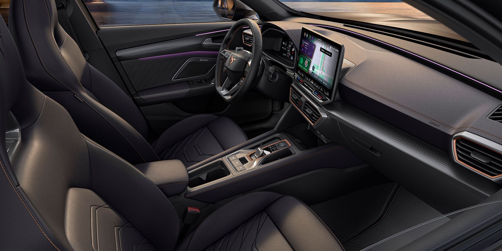 Vista interior do novo CUPRA Formentor com design progressivo, consola central, bancos desportivos, costuras detalhadas, um volante multifunções