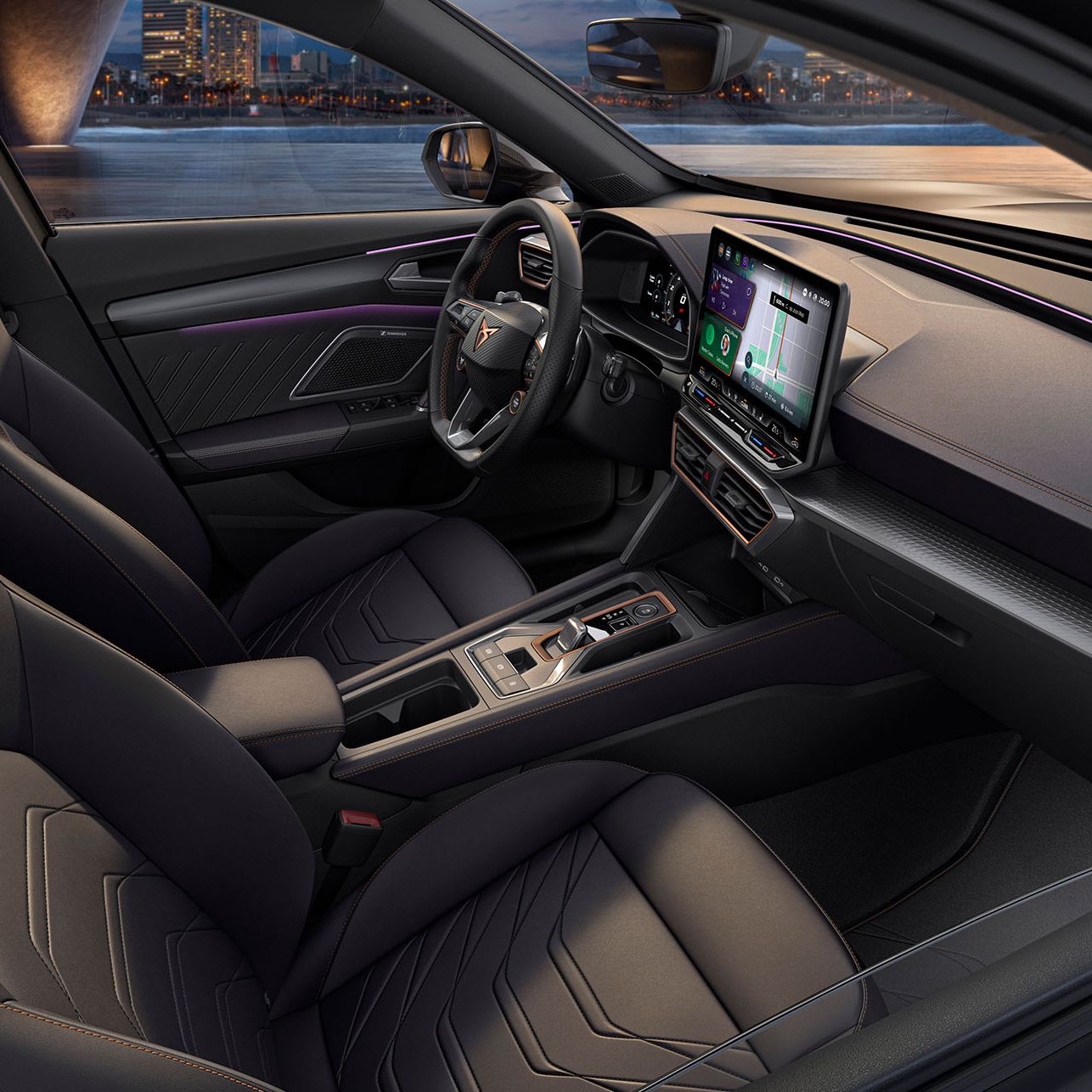 Vista interior do novo CUPRA Formentor com design progressivo, consola central, bancos desportivos, costuras detalhadas, um volante multifunções