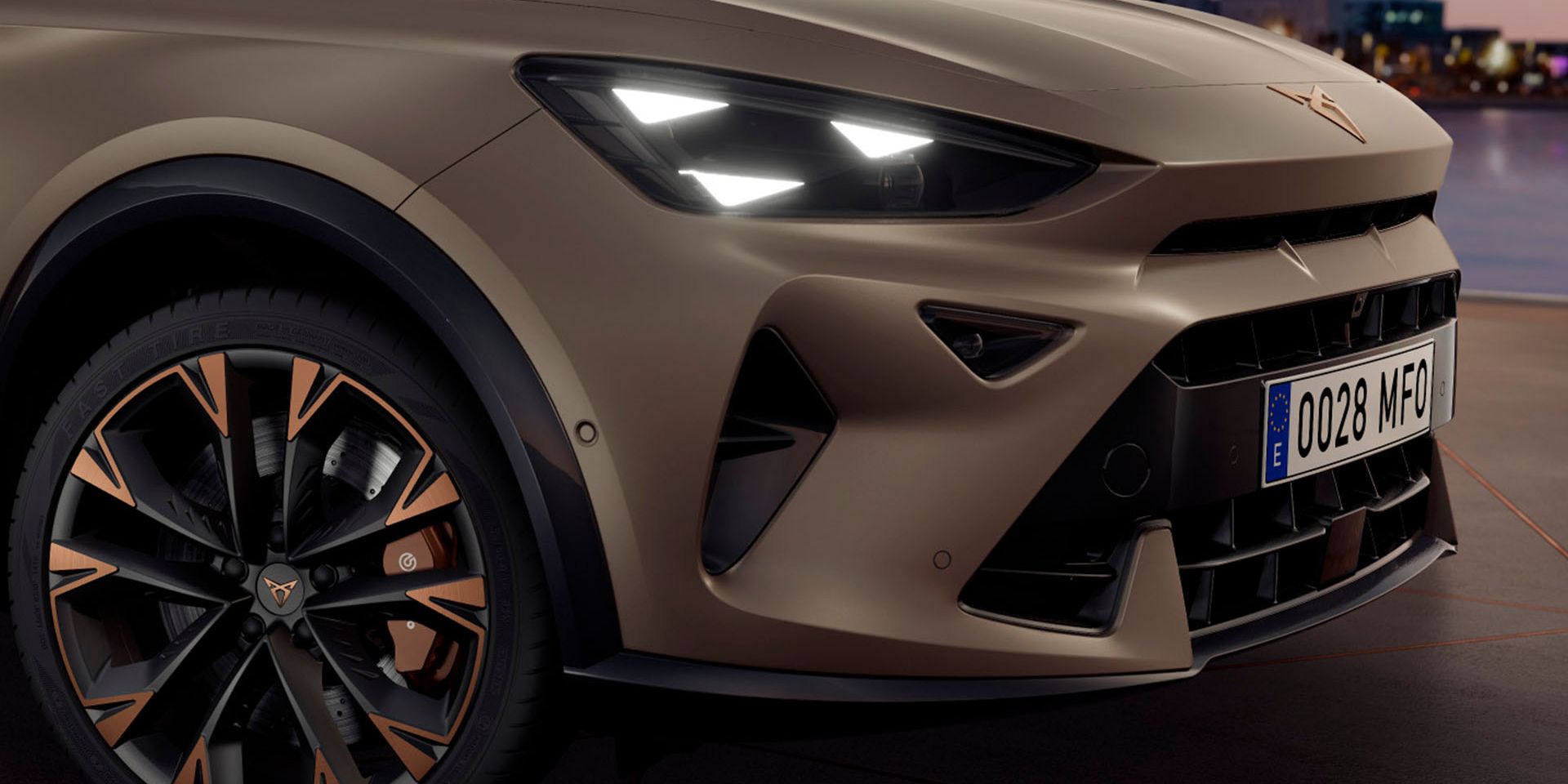 O CUPRA Formentor com jantes com detalhes em cobre, luzes LED CUPRA Matrix e com a assinatura distintiva CUPRA em forma de olho triangular