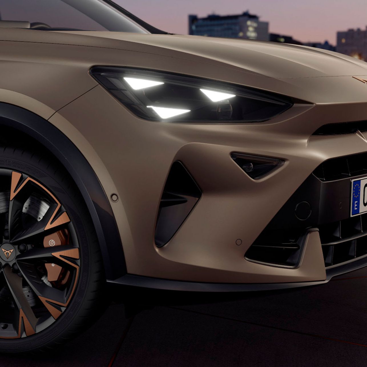 O CUPRA Formentor com jantes com detalhes em cobre, luzes LED CUPRA Matrix e com a assinatura distintiva CUPRA em forma de olho triangular