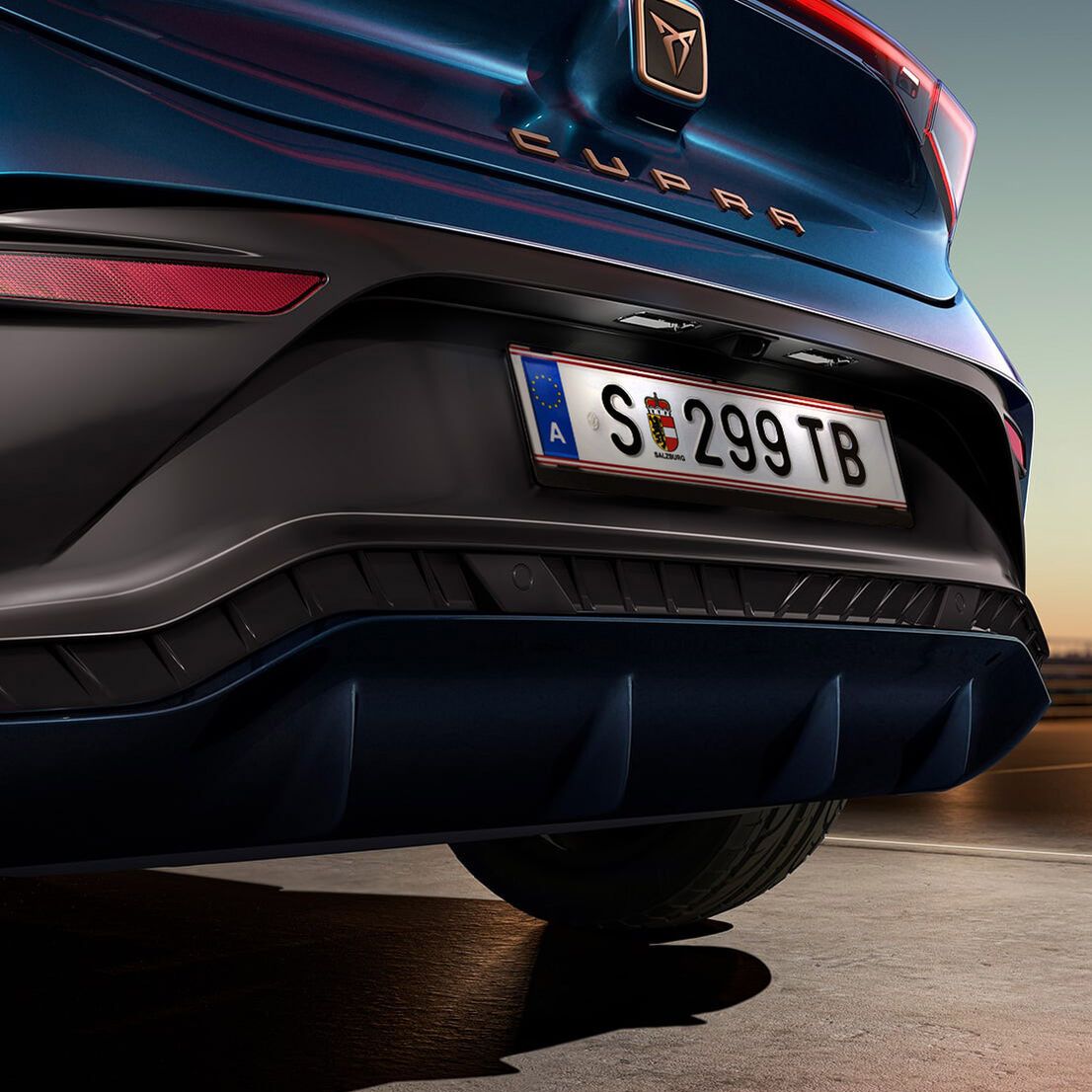 CUPRA Born na cor azul aurora com para-choques traseiro.