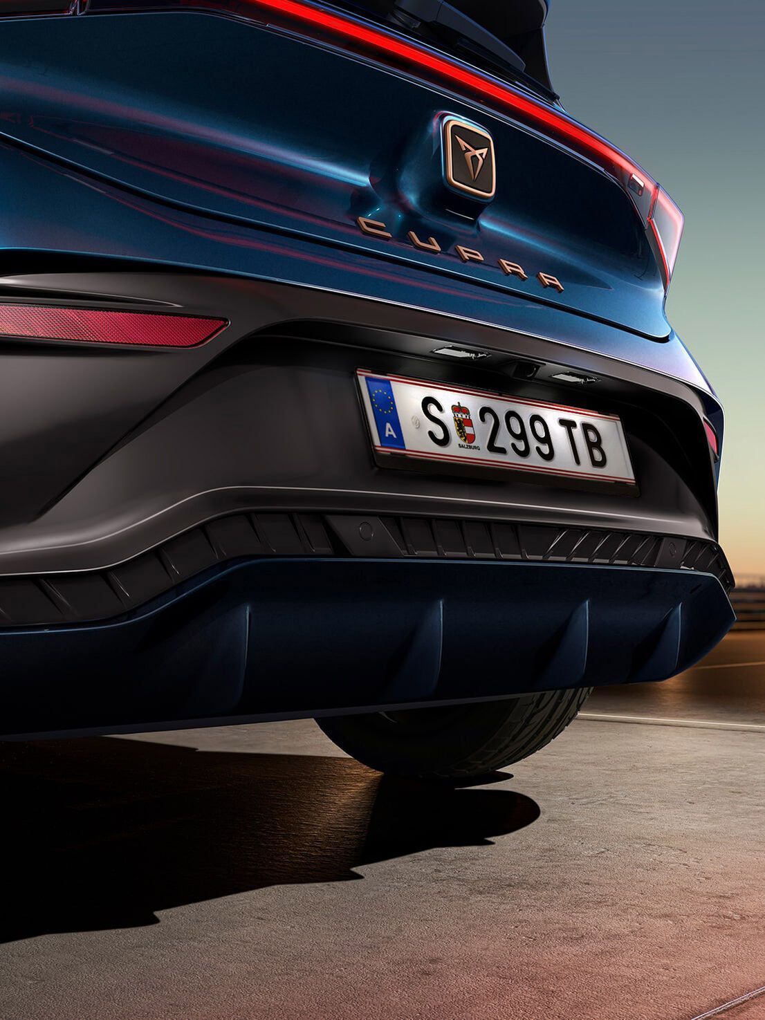 CUPRA Born na cor azul aurora com para-choques traseiro.