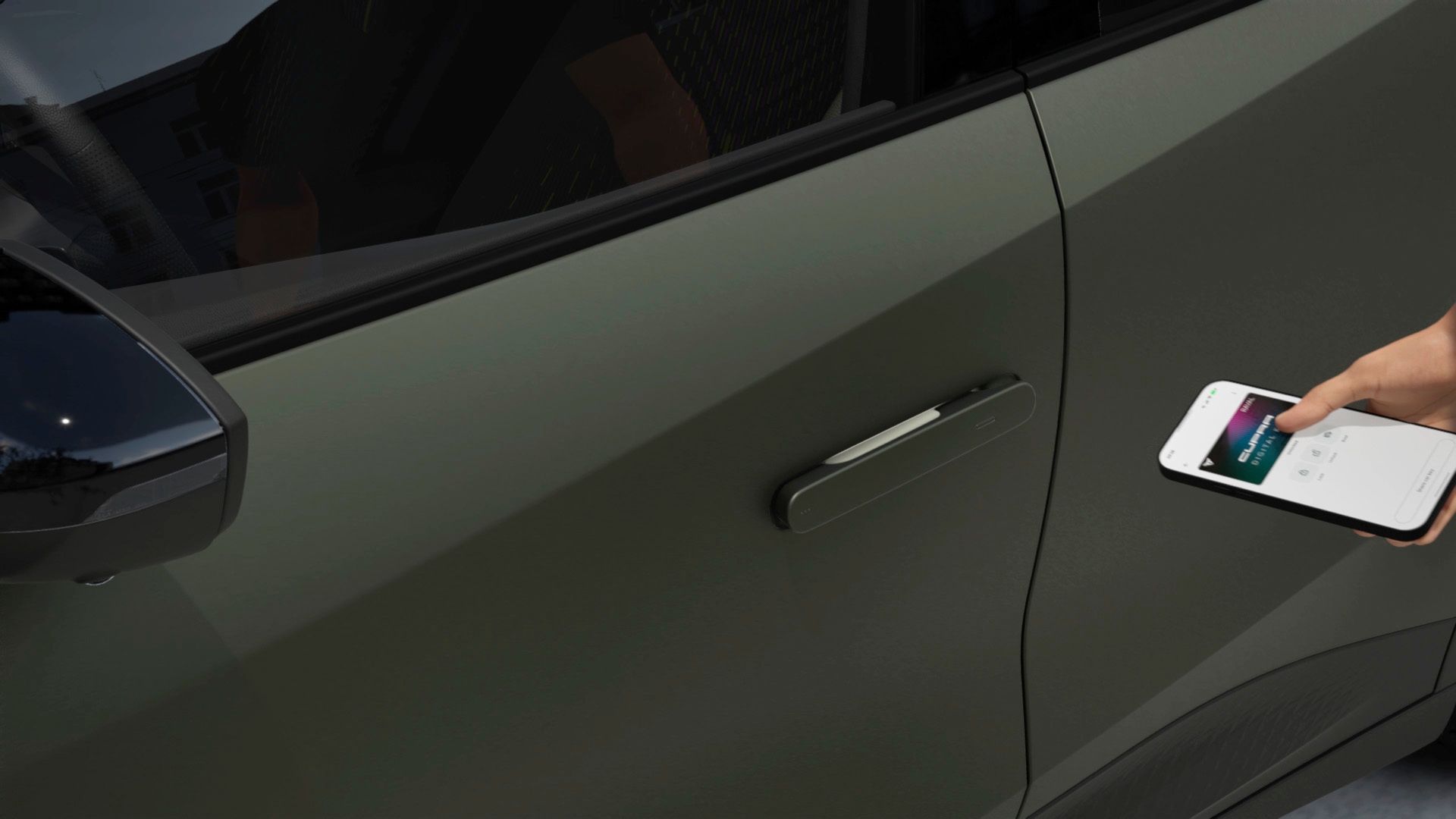 Close-up do CUPRA Raval VZ em Manganese Matt, destacando a funcionalidade de Chave Digital, gerida através do telemóvel.