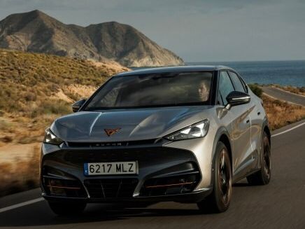 Vista frontal do CUPRA Tavascan elétrico, viatura de frota, em plano geral.