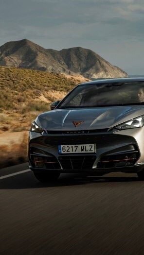 Vista frontal do CUPRA Tavascan elétrico, viatura de frota, em plano geral.