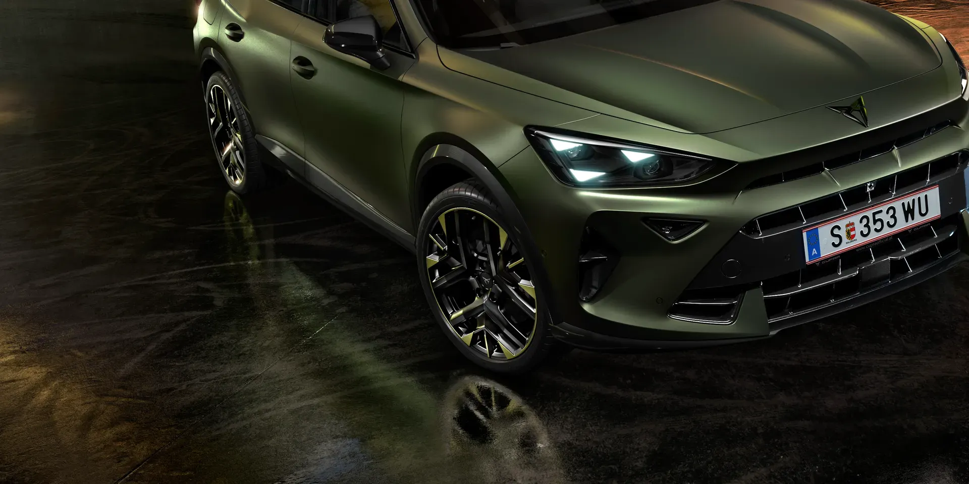 Close-up das jantes de liga leve Sulfur de 19 polegadas que adicionam um toque ousado ao CUPRA Formentor Tribe Edition.