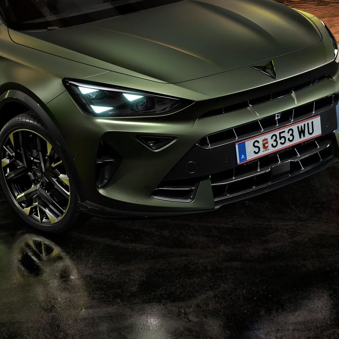 Close-up das jantes de liga leve Sulfur de 19 polegadas que adicionam um toque ousado ao CUPRA Formentor Tribe Edition.