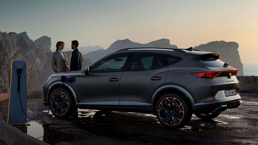 CUPRA Formentor escuro com ligação ao carregador CUPRA.
