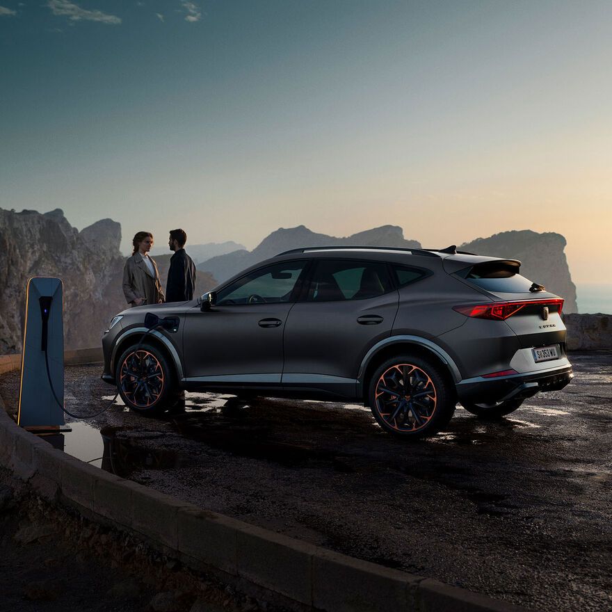CUPRA Formentor escuro com ligação ao carregador CUPRA.