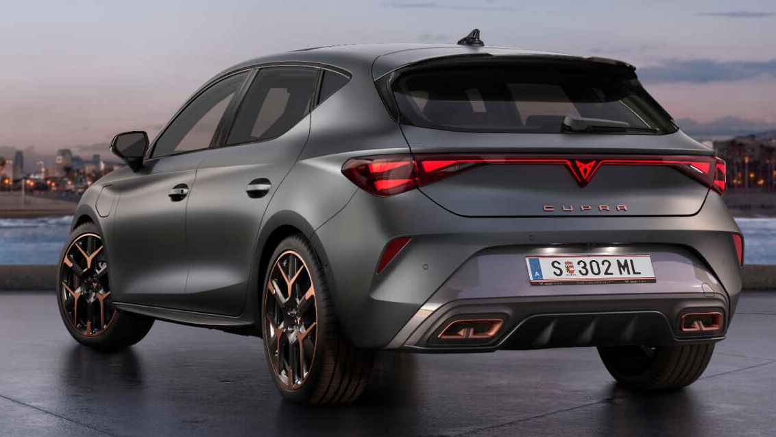 novo CUPRA Leon VZ, céu azul, pôr do sol, iluminação traseira, carroçaria cinzenta mate, modelo de automóvel