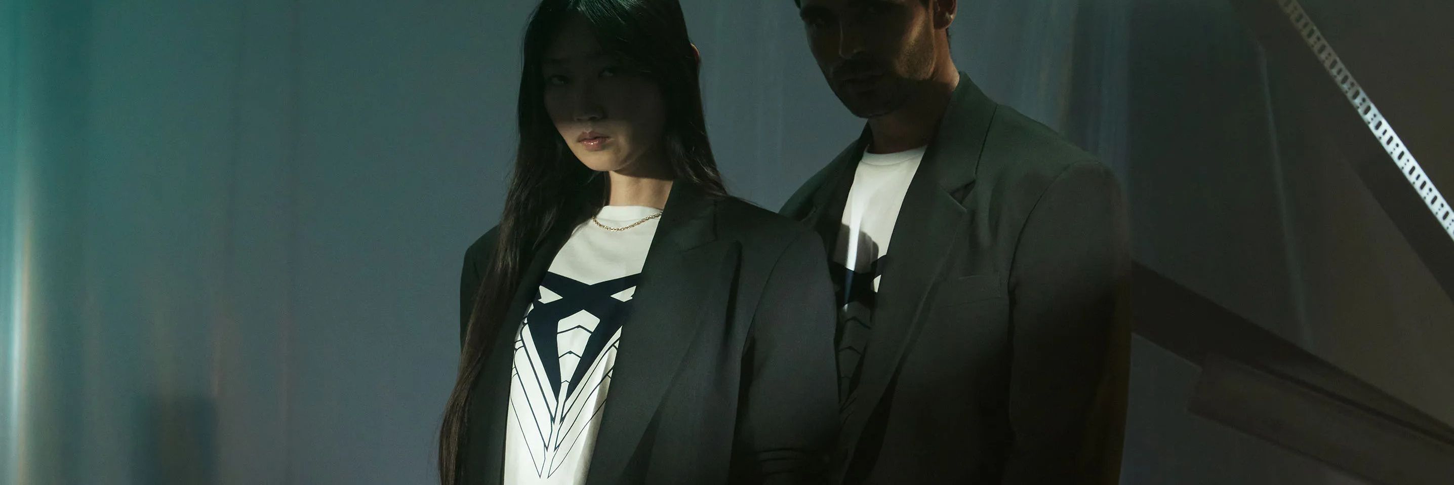 uma mulher e um homem a posar com t-shirts cupra