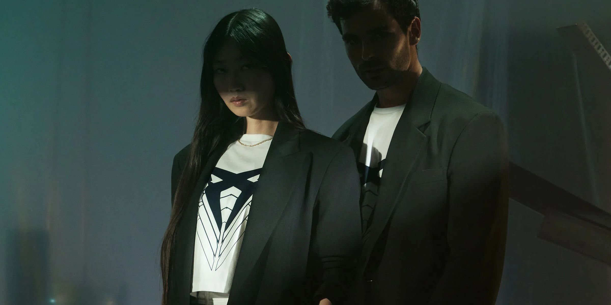 uma mulher e um homem a posar com t-shirts cupra