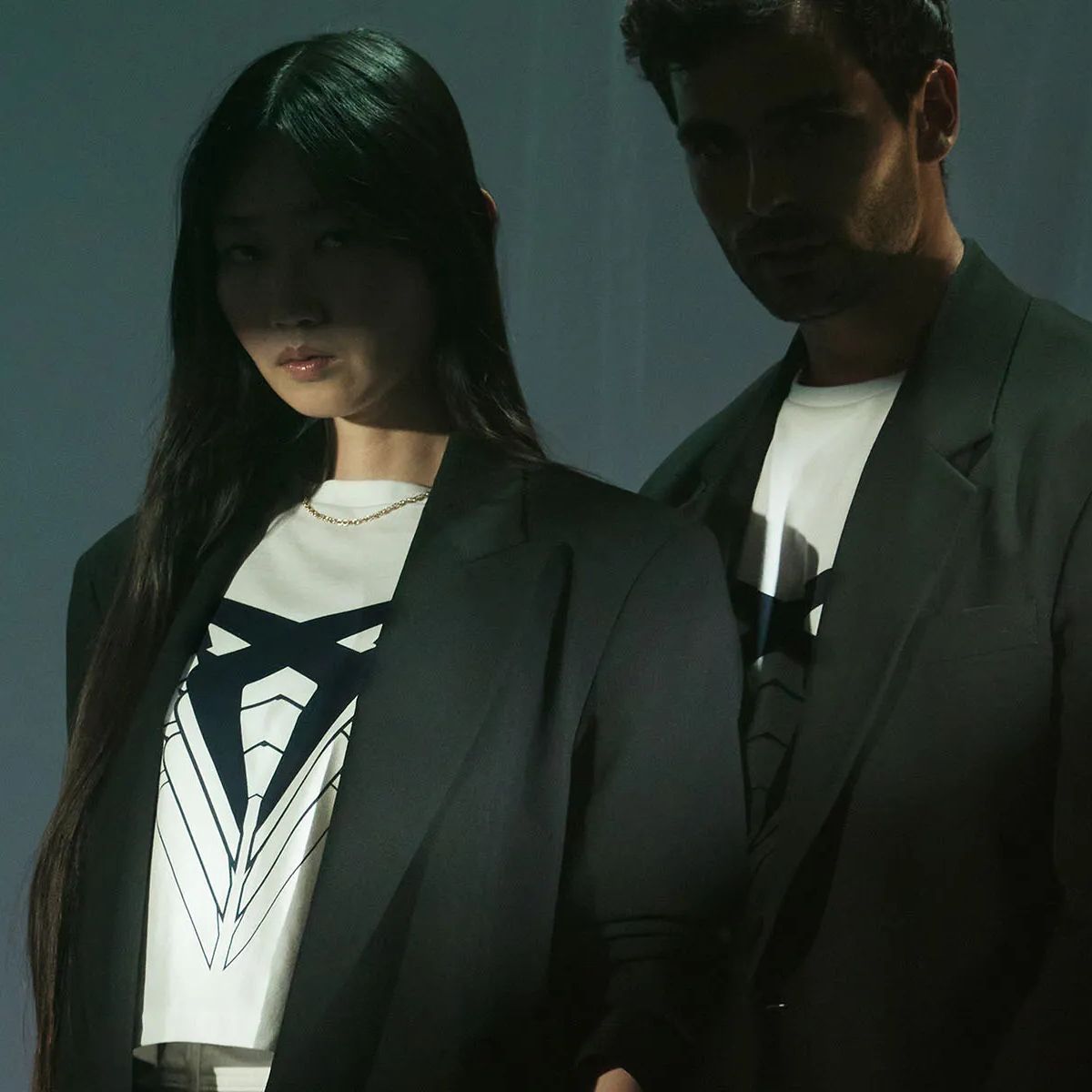 uma mulher e um homem a posar com t-shirts cupra