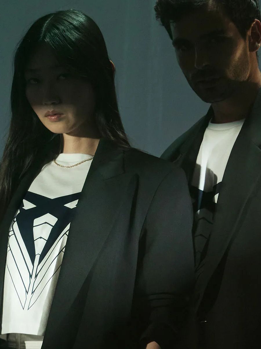 uma mulher e um homem a posar com t-shirts cupra