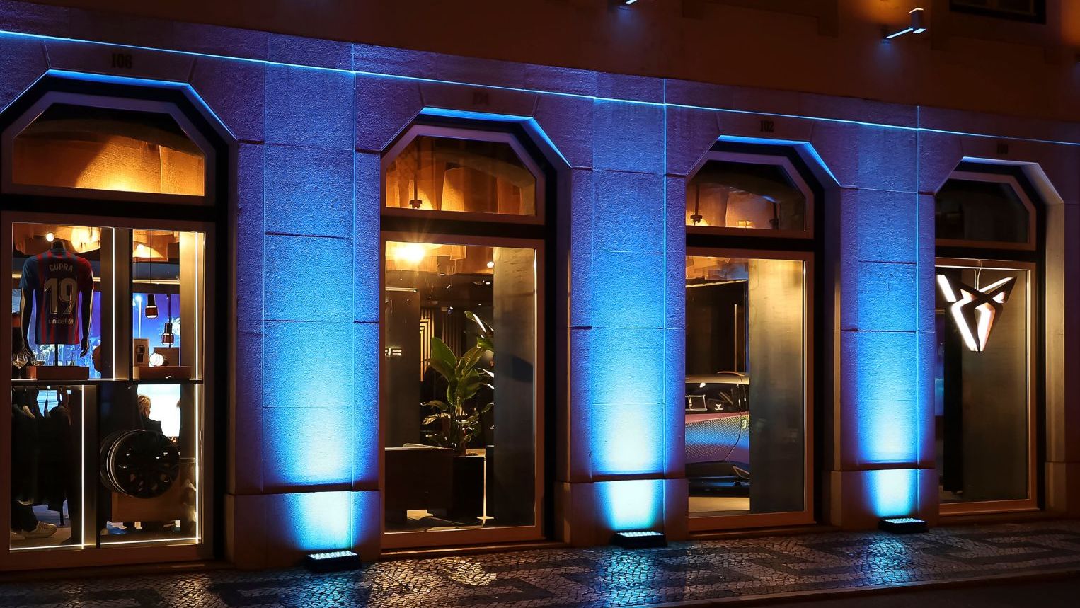 CUPRA City Garage Lisboa à noite