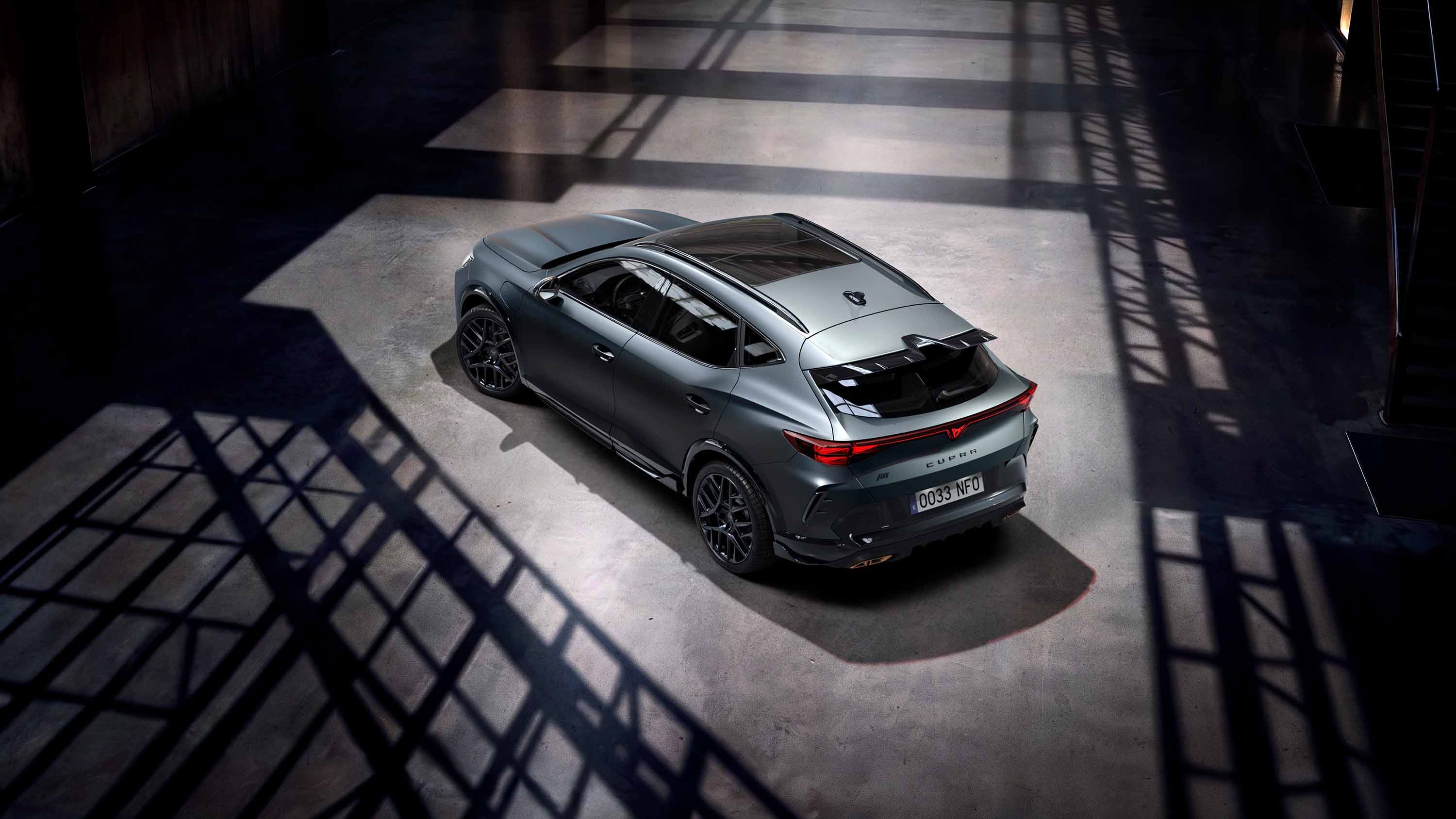 Vista traseira em ângulo elevado do CUPRA Formentor, destacando os detalhes do pack personalizado ABT, como o spoiler traseiro de design desportivo e as entradas de ar traseiras.