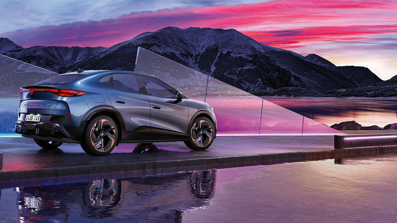 novo cupra tavascan na cor azul com iluminação traseira coast-to-coast