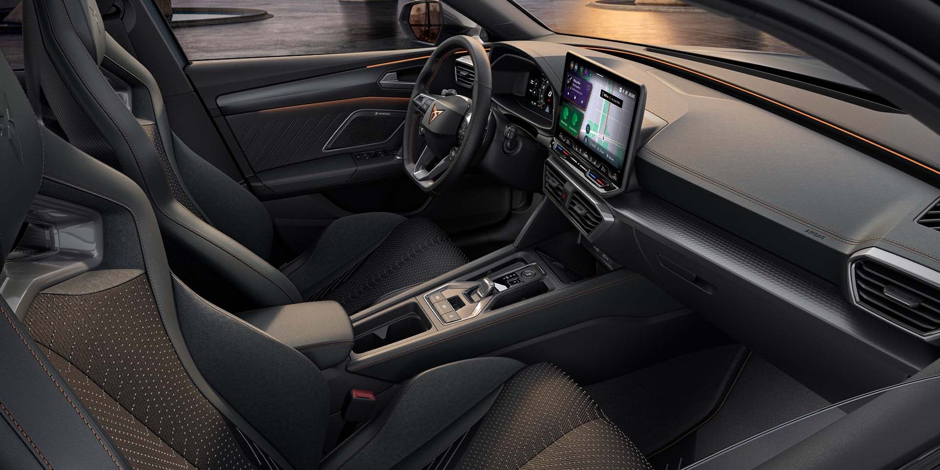novo cupra leon sportstourer design interior extreme, bancos desportivos com aquecimento e elétricos, com memória para o condutor e o passageiro do banco da frente.